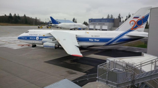 An Antonov AN-124 parked next to the Future of Flight with a Boeing 747 Dreamlifter in the background - Photo: Future of Flight