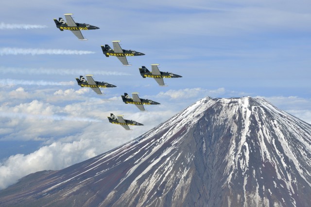The Breitling Jet Team Pass over the one of the most iconic mountains in Japan, Mt Fuji - Photo: Tokunaga Breitling SA