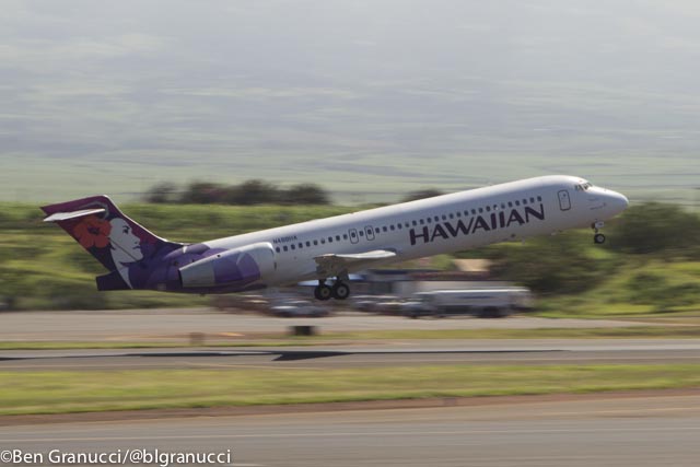 An Hawaiian Airlines Boeing 717 in Maui - Photo: Ben Granucci