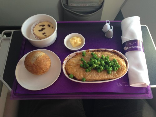 Lunch consisting of duck pie with peas, cheesecake and a bread roll Photo: Jacob Pfleger | AirlineReporter