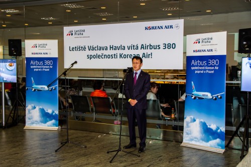 Korean Air's Regional Manager for Central Europe gives a  speech welcoming the aircraft to Prague  Photo: Jacob Pfleger | AirlineReporter