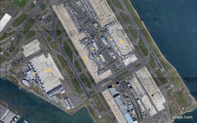 HND's terminal & runway layout, with the viewing spots marked with a star.