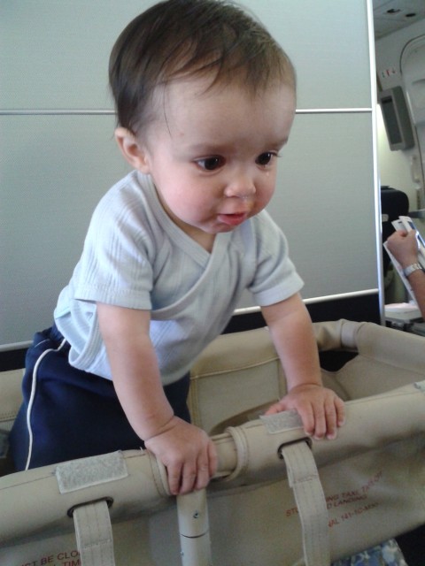 Bulkhead bassinet on United 747 - Photo: David Delagarza