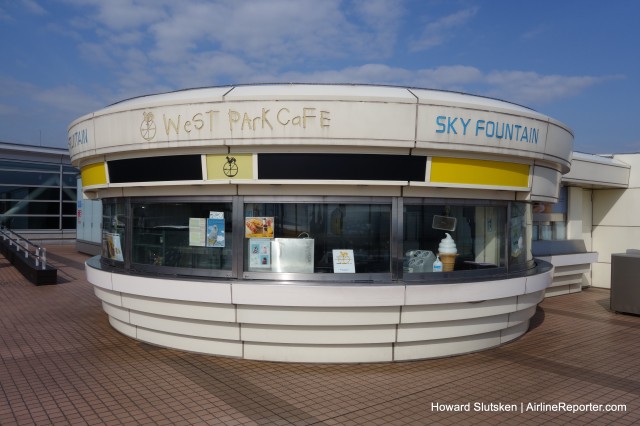 Snack bar on the north wing of the T2 observation deck at HND.