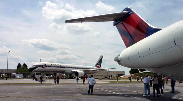 Delta Boeing 757 in retro livery and MD-80 in its retirement livery - Photo: Delta Air Lines