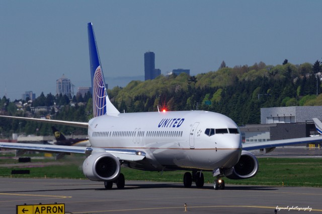United Latest 737-900ER taxiing at Boeing Field