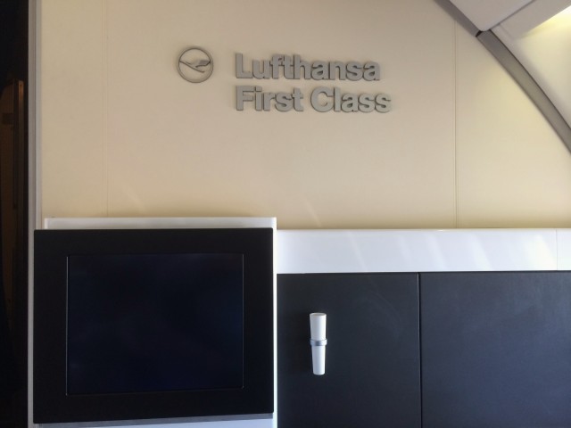 A view of the IFE screen and vase. Photo- Bernie Leighton | AirlineReporter.com