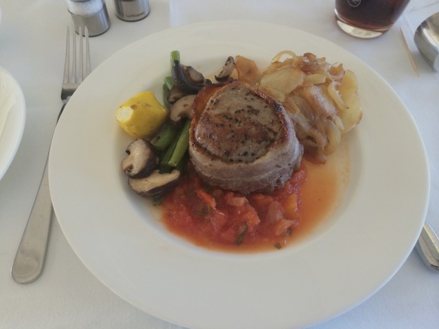 Delicious beef tenderloin on LH493. Photo - Bernie Leighton | AirlineReporter.com