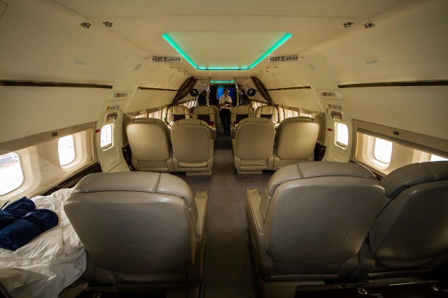 The middle cabin of the BBj with business class style seating and crown lighting Photo: Jacob Pfleger | AirlineReporter
