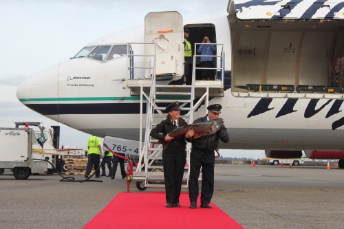 A kiss welcomes the first Copper River Salmon to Seattle.