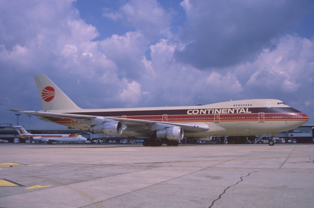 Boeing 747-200 in PeopleExpress livery, but COntinental titles. Taken in  Aug 1987 - Photo: Aero Icarus | Flickr CC