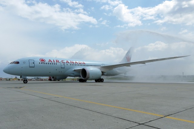 Air Canada's first Boeing 787 Dreamliner arriving to YYZ to a water cannon salute - Photo: Philip Debski