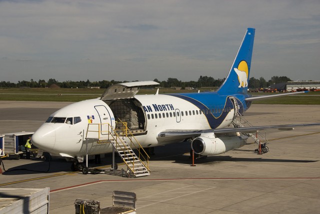 Canadian North Boeing 737-200C - Photo: Alasdair McLellan - Wiki Commons