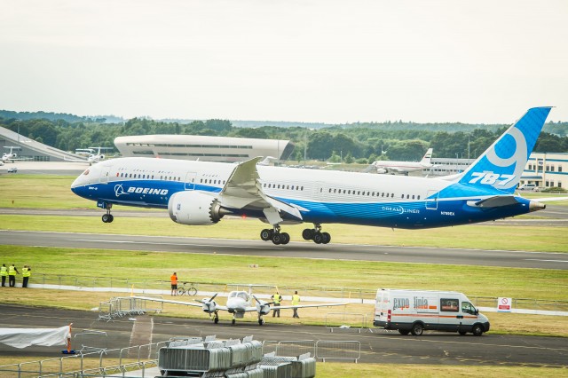 The 787-9 comes in for a landing at Farnborough