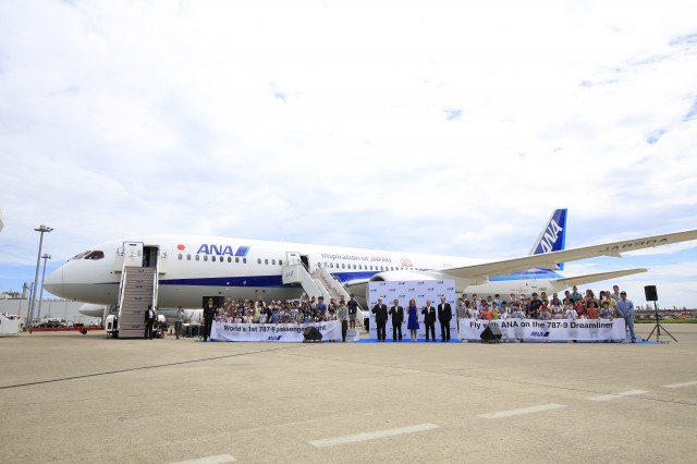 ANA Staff & Crew along with the first passengers pose in front of the 787-9 in Tokyo prior to their flight - Photo: All Nippon Airways