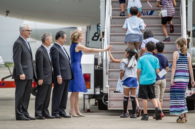 Children boarding the ANA 787-9 getting ready for the first passenger flight - Photo: All Nippon Airways