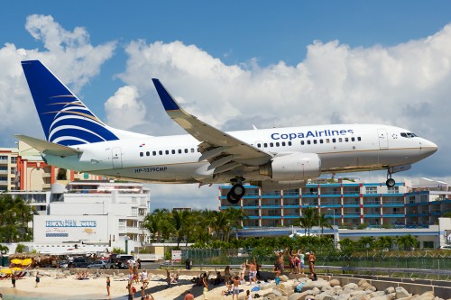 Beach goers can almost touch this COPA 737 - Photo: Bernie Leighton