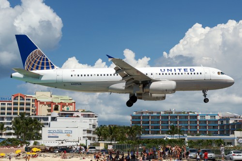 A United Airlines Airbus A320 lands - Photo: Bernie Leighton