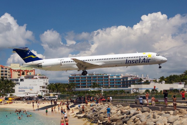 Air Insel MD-80 landing at SXM - Photo: Bernie Leighton