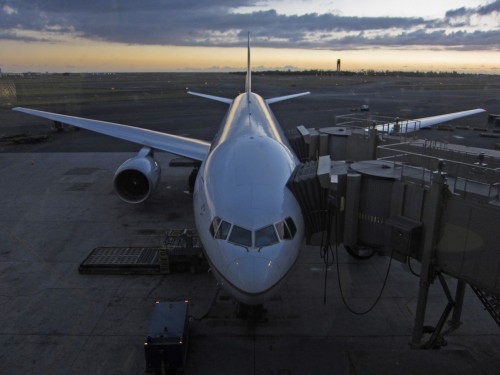 Boarding onto a 777 flight - Photo: Alan Light | Flickr CC