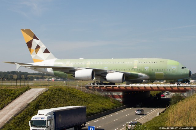 Etihad's Airbus A380 with new livery showing on the tail - Photo: Clment Alloing / Flickr CC