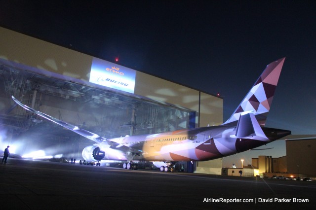 Boeing and Etihad went all out revealing their new livery, called "Facets of Abu Dhabi" on the 789