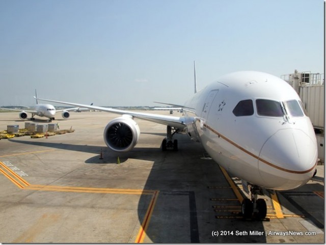 United’s 787-9 parked at the gate as a 787-8 taxis in next door