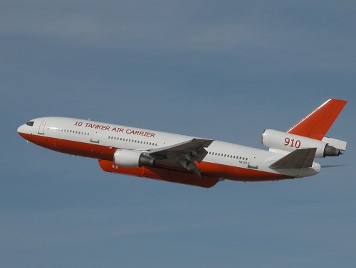 Tanker 910, a DC-10 airtanker to fight fires - Photo: Alan Radecki | Wiki Commons