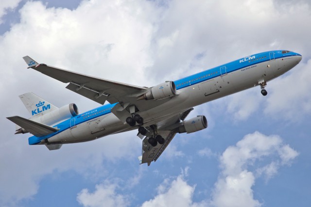 A KLM MD-11 coming in for a landing at Montreal - Photo: Doug | Flickr CC
