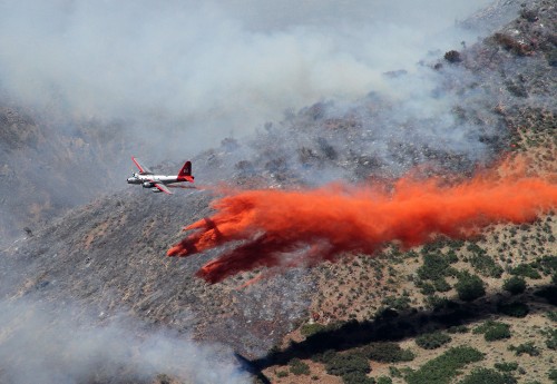 P2V Neptune fire tanker dropping borate fire retardant on the rugged mountainside in an effort to contain the Quail wildfire in Alpine, Utah - Photo: arbyreed | Flickr CC