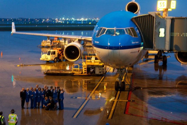 The crew of KLM672 posing for a photo in front of PH-KCE. Photo - Bernie Leighton|AirlineReporter