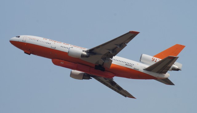 Tanker 910, a DC-10 airtanker to fight fires - Photo: Alan Radecki | Wiki Commons