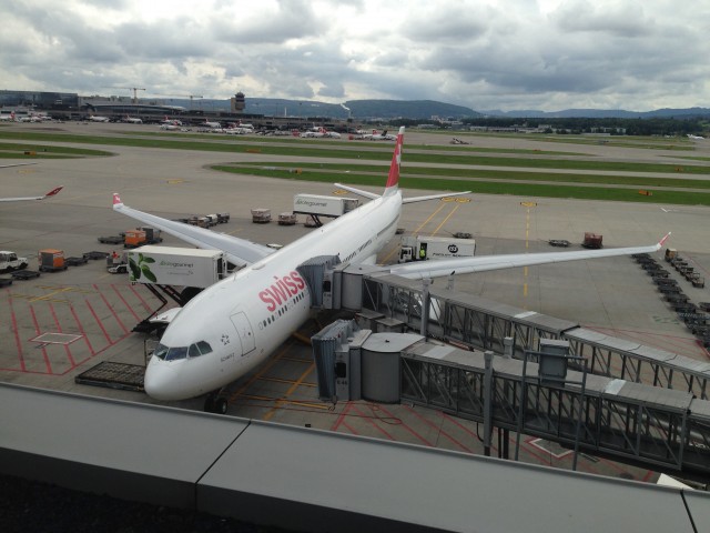 Lounge with a view- terrace in the business class lounge at the E-Gates in Zurich Photo: Jacob Pfleger | AirlineReporter