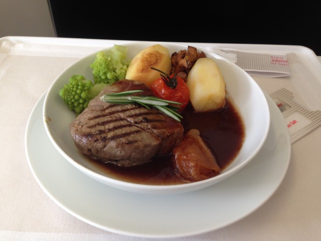 A delicious and perfectly cooked steak Photo: Jacob Pfleger | AirlineReporter