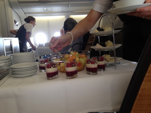 Dessert service from a cart - very classy Photo: Jacob Pfleger | AirlineReporter