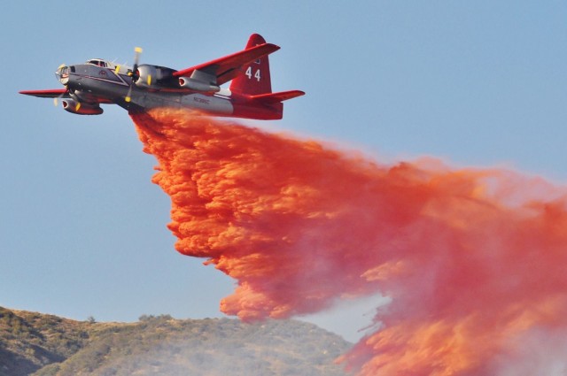 P2V Neptune fire tanker dropping borate fire retardant on the rugged mountainside in an effort to contain the Quail wildfire in Alpine, Utah - Photo: arbyreed | Flickr CC