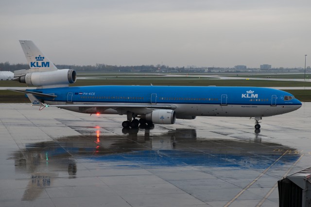 PH-KCE (Audrey Hepburn) arriving at gate A55 after a water cannon Salute. Photo - Bernie Leighton | AirlineReporter