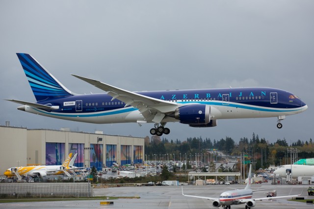 Azerbaijan Airlines' 787 landing at Paine Field - Photo: Jeremy Dwyer-Lindgre | @photoJDL