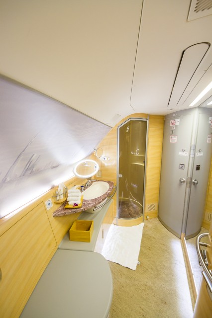 The oversized shower suite on-board the A380 Photo: Jacob Pfleger | AirlineReporter