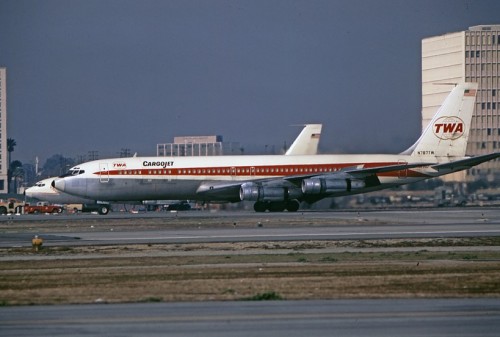 A TWA Boeing 707 freighter on Runway 25-Right at LAX. Notice that engines 1 and 2 are in reverse and that the spoiler fully deployed - Photo: Jon Proctor