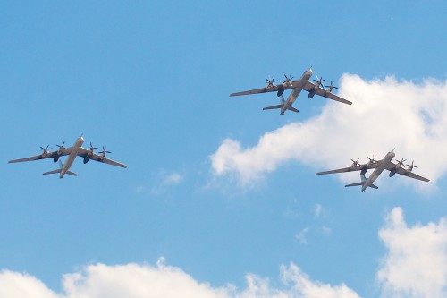 Three TU-95s fly over Russia in 2012 - Photo: Andrey Belenko | FlickrCC