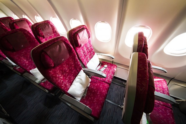 Economy class on the A340-600, the colour takes some getting used to Photo: Jacob Pfleger | AirlineReporter