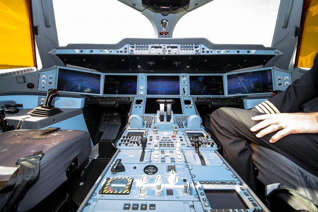 The business end of the A350, complete with six large screen LCD displays Photo: Jacob Pfleger | AirlineReporter