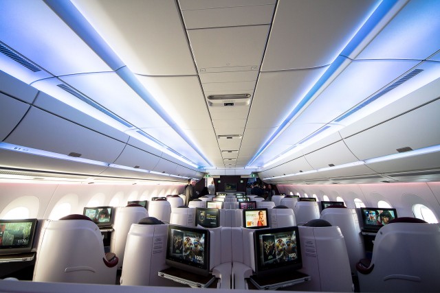 The spacious and rather open-plan business class cabin, the sense of space is further enhanced by the flat ceilings and lack of centre overhead bins. Photo: Jacob Pfleger | AirlineReporter