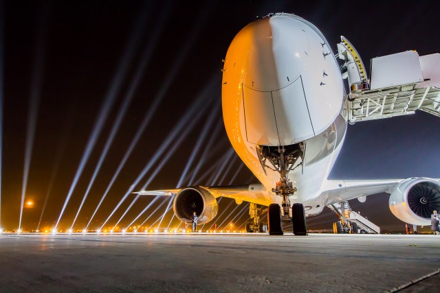 A very Arabian night theme with the rising moon in the background Photo: Jacob Pfleger | AirlineReporter