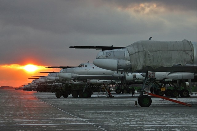 A lineup at sunset of Tu-95MS at Engels Air Force Base in December 2005 - Photo: Dmitriy Pichugin | WikiCC