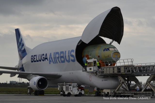 Out comes the nose section of an A320 aircraft from an Airbus A300-600 Beluga "Supertransporter" - Photo: Olivier CABARET | Flickr CC