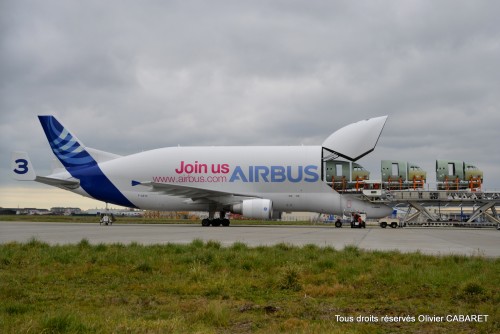 A320 noses are unloaded from the Beluga - Photo: Olivier CABARET | Flickr CC