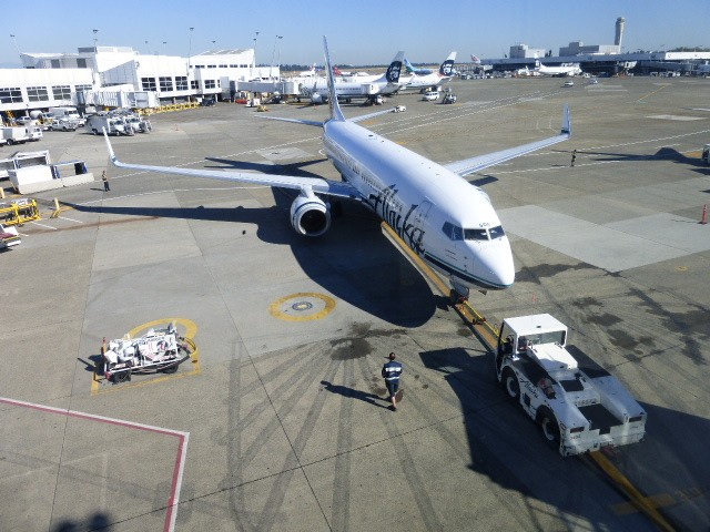 Unique view of 737-800 departing
