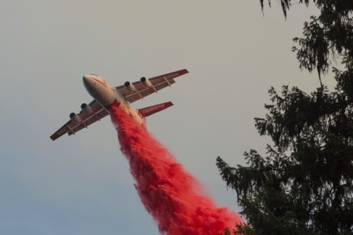 One of Neptune's Bae-146s dropping mud on a fire - Photo: U.S. Forest Service